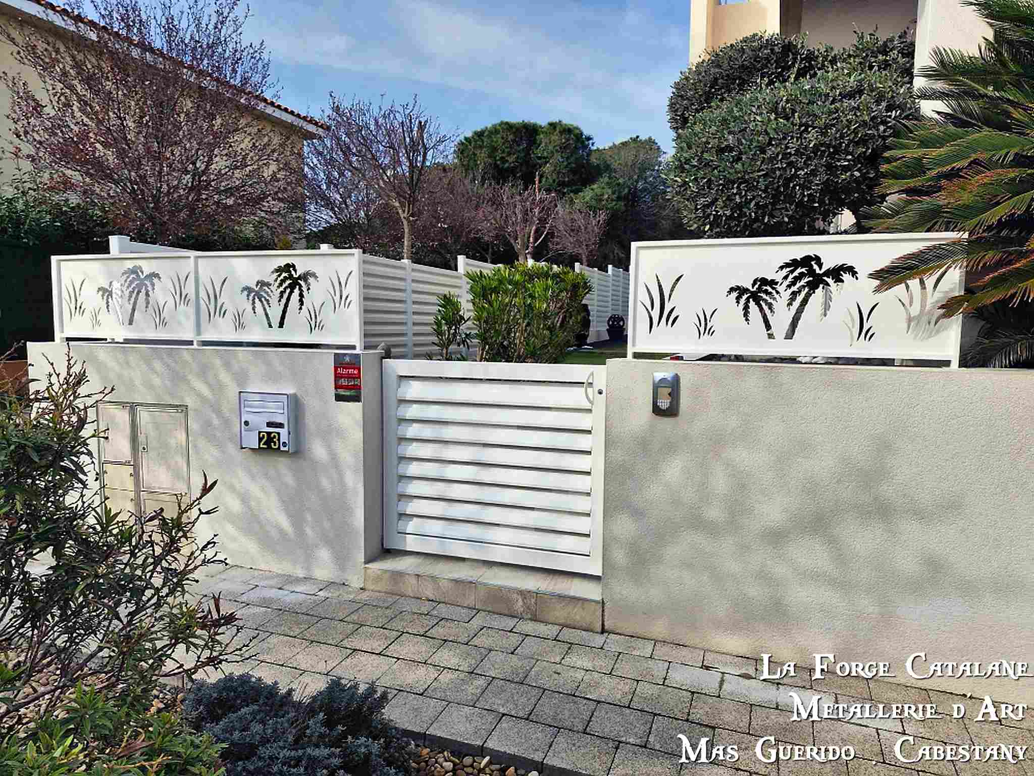 rehausse de cloture avecmotif decoupe au laser forge catalane.jpg